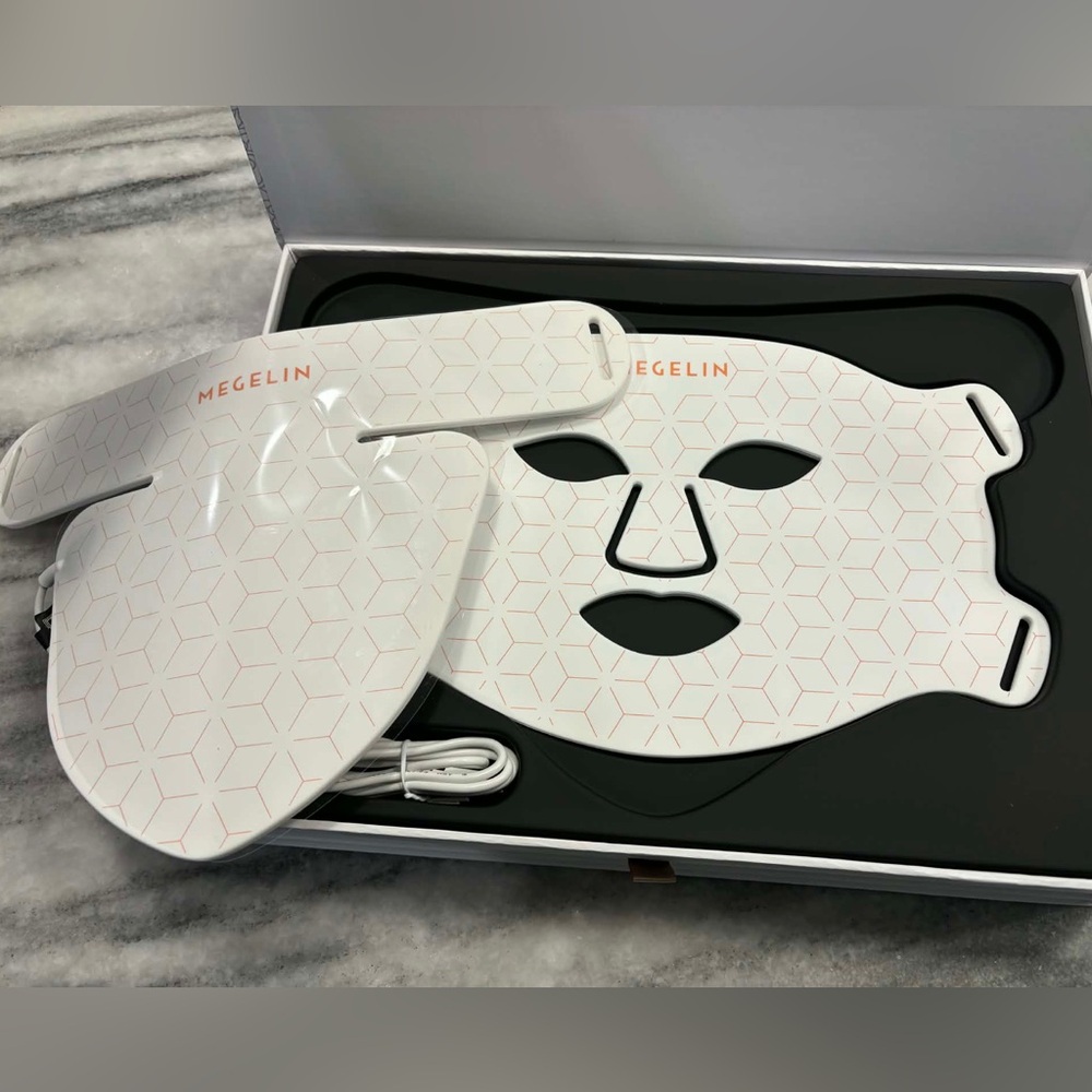 Medellin Red Light Face and Neck Mask NIB